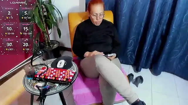 Snapshot of BrendaSex_Hot chatting on November 21, 8:51 pm BrendaSex Hot online show from November 21, 8:51 pm