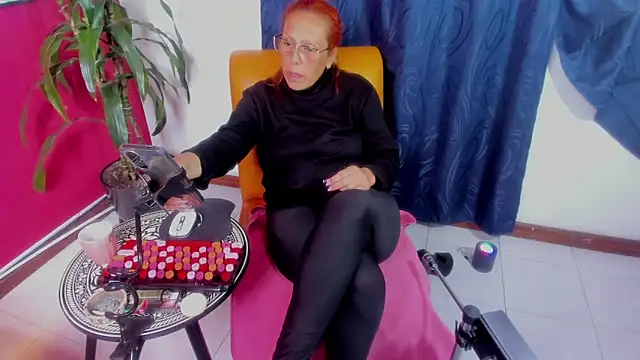 Snapshot of BrendaSex_Hot chatting on November 28, 7:16 pm BrendaSex Hot online show from November 28, 7:16 pm