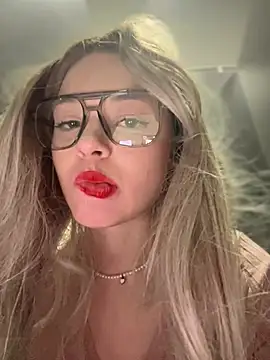 Snapshot of Times__Square chatting on December 18, 6:10 am Times Square online show from December 18, 6:10 am