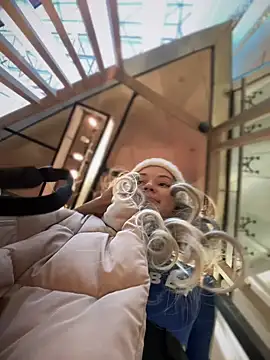 Snapshot of Times__Square chatting on December 19, 7:18 am Times Square online show from December 19, 7:18 am