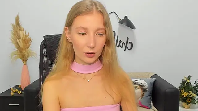 Snapshot of LolaWilsons chatting on December 31, 10:04 am LolaWilsons online show from December 31, 10:04 am