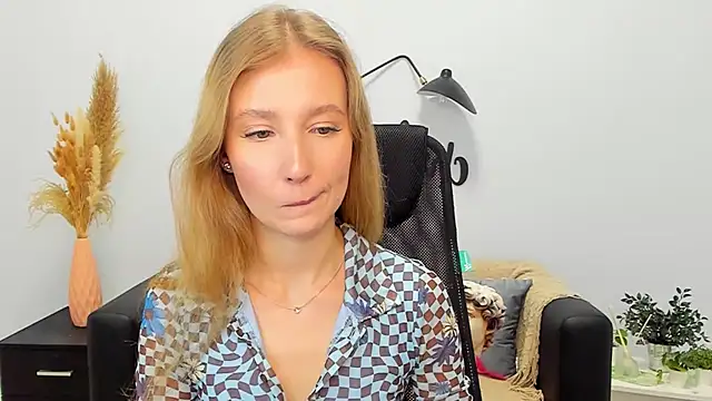 Snapshot of LolaWilsons chatting on January 22, 11:01 am LolaWilsons online show from January 22, 11:01 am