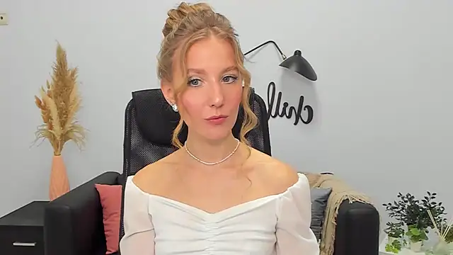 Snapshot of LolaWilsons chatting on February 8, 11:55 am LolaWilsons online show from February 8, 11:55 am