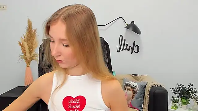 Snapshot of LolaWilsons chatting on February 11, 6:19 am LolaWilsons online show from February 11, 6:19 am