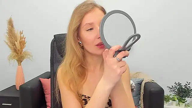 Snapshot of LolaWilsons chatting on March 2, 2:00 pm LolaWilsons online show from March 2, 2:00 pm