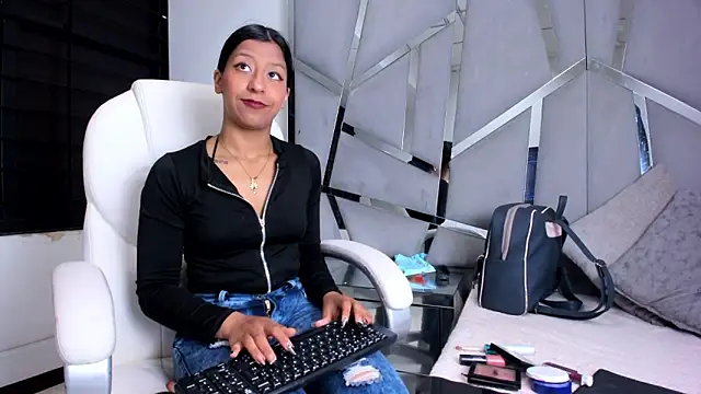 Snapshot of VaneLin18 chatting on October 2, 5:20 pm VaneLin18 online show from October 2, 5:20 pm