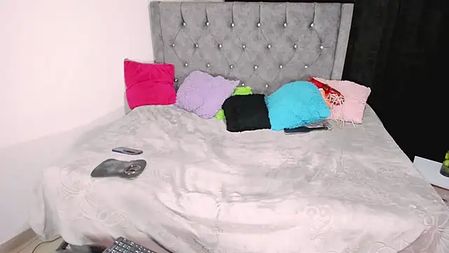 Snapshot of valenthottie chatting on February 22, 2:28 am valenthottie online show from February 22, 2:28 am