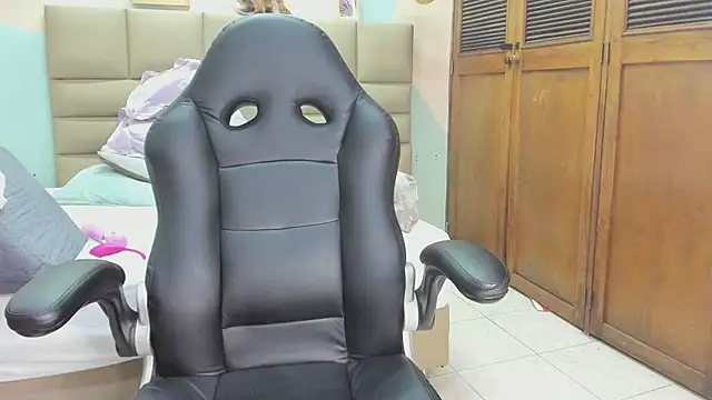 Snapshot of lilybaudyn_ chatting on February 26, 8:04 am lilybaudyn online show from February 26, 8:04 am