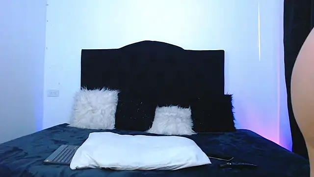 Jennifer Louisee online show from December 12, 4:15 am