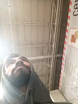 Snapshot of weedmanhot28 chatting on December 19, 6:23 pm weedmanhot28 online show from December 19, 6:23 pm