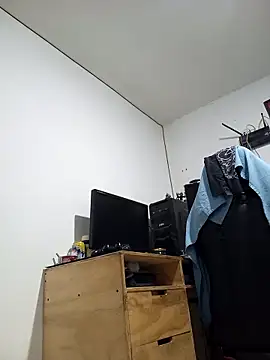 Snapshot of weedmanhot28 chatting on February 6, 12:11 am weedmanhot28 online show from February 6, 12:11 am