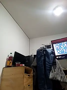 Snapshot of weedmanhot28 chatting on March 5, 12:05 am weedmanhot28 online show from March 5, 12:05 am