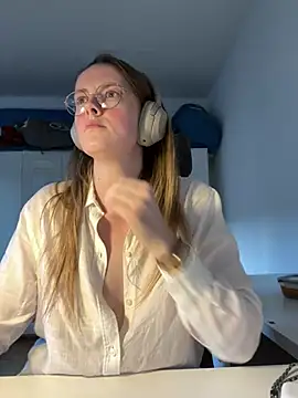 Snapshot of squirty_flirty chatting on February 5, 3:20 pm squirty flirty online show from February 5, 3:20 pm