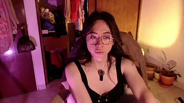 Snapshot of emily_pearl_ chatting on October 16, 7:42 am emily pearl  online show from October 16, 7:42 am