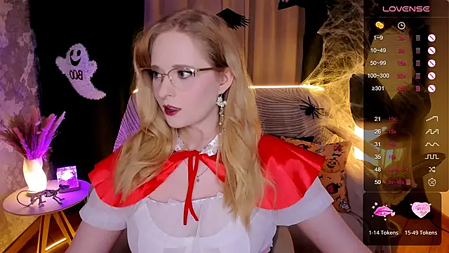 Snapshot of Aemilia_ chatting on October 24, 8:33 am Aemilia online show from October 24, 8:33 am