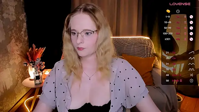 Snapshot of Aemilia_ chatting on November 10, 8:35 am Aemilia online show from November 10, 8:35 am