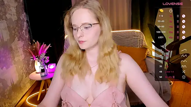 Snapshot of Aemilia_ chatting on November 16, 8:53 am Aemilia online show from November 16, 8:53 am