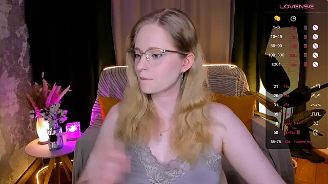 Snapshot of Aemilia_ chatting on November 19, 8:25 am Aemilia online show from November 19, 8:25 am