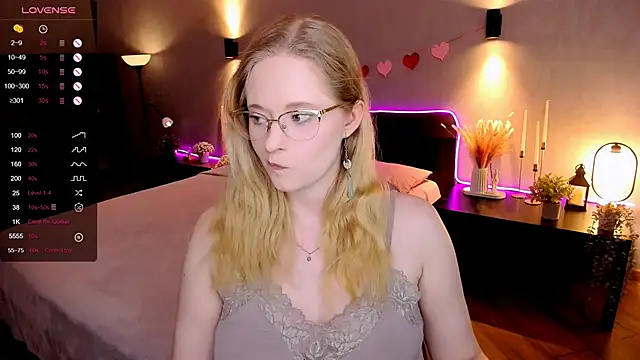 Snapshot of Aemilia_ chatting on November 20, 8:25 am Aemilia online show from November 20, 8:25 am