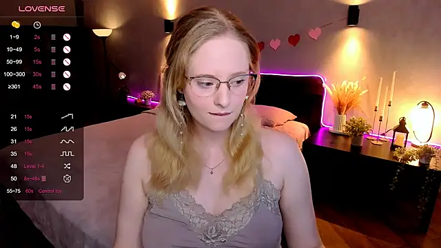 Snapshot of Aemilia_ chatting on December 1, 6:07 am Aemilia online show from December 1, 6:07 am