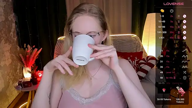 Snapshot of Aemilia_ chatting on December 5, 8:45 am Aemilia online show from December 5, 8:45 am