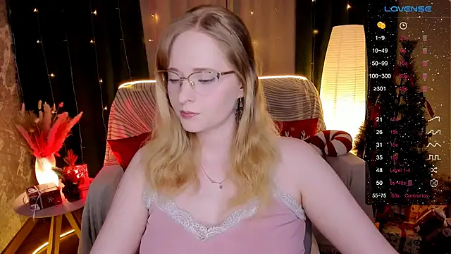 Snapshot of Aemilia_ chatting on December 16, 8:19 am Aemilia online show from December 16, 8:19 am