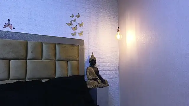 ximenawilliamss online show from December 18, 9:32 pm