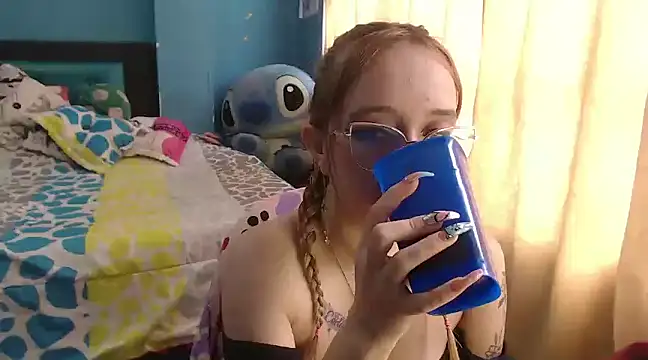 Liaroberts1 online show from February 8, 9:15 pm