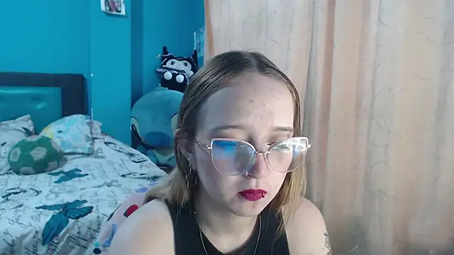 Liaroberts1 online show from March 13, 11:51 am