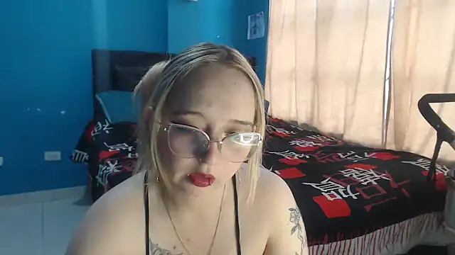 Liaroberts1 online show from September 18, 11:56 am