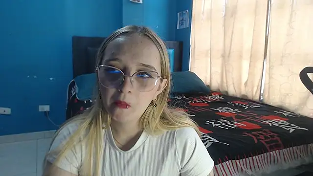 Liaroberts1 online show from October 6, 12:02 pm