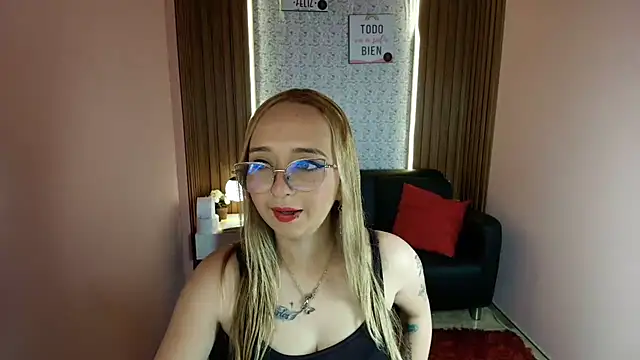 Snapshot of Liaroberts1 chatting on June 22, 1:30 pm Liaroberts1 online show from June 22, 1:30 pm