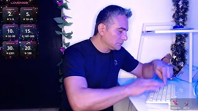 Snapshot of golden_punisher chatting on December 11, 5:10 am golden punisher online show from December 11, 5:10 am