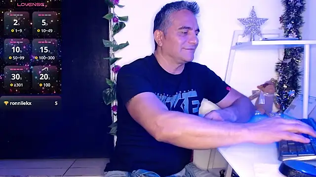 Snapshot of golden_punisher chatting on December 17, 5:07 am golden punisher online show from December 17, 5:07 am