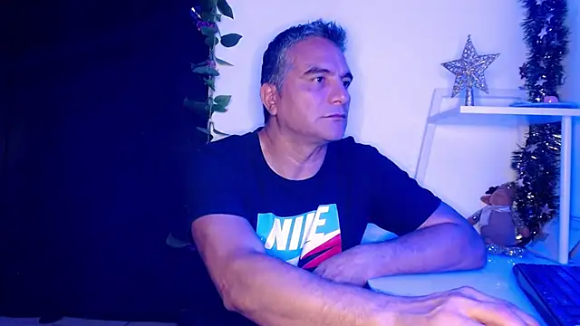 Snapshot of golden_punisher chatting on December 24, 5:27 am golden punisher online show from December 24, 5:27 am