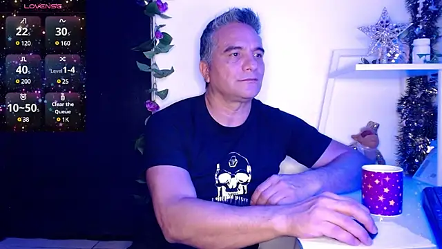 Snapshot of golden_punisher chatting on December 29, 4:05 am golden punisher online show from December 29, 4:05 am