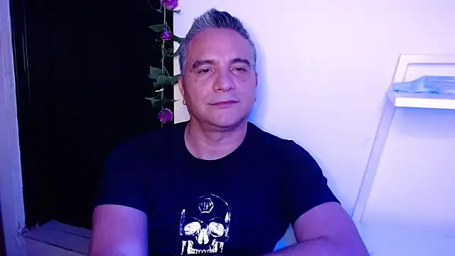 Snapshot of golden_punisher chatting on January 9, 5:34 am golden punisher online show from January 9, 5:34 am