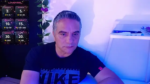 Snapshot of golden_punisher chatting on January 28, 5:00 am golden punisher online show from January 28, 5:00 am