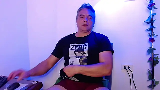 Snapshot of golden_punisher chatting on February 23, 4:50 am golden punisher online show from February 23, 4:50 am