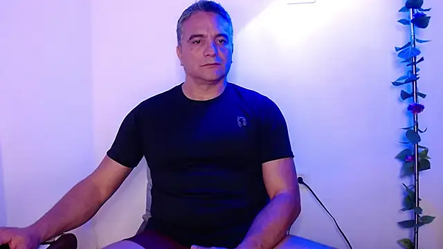 Snapshot of golden_punisher chatting on March 9, 4:05 am golden punisher online show from March 9, 4:05 am