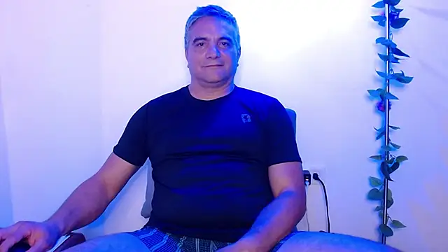 Snapshot of golden_punisher chatting on March 17, 6:51 am golden punisher online show from March 17, 6:51 am