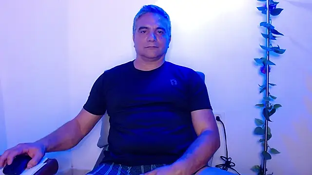 Snapshot of golden_punisher chatting on March 17, 9:55 am golden punisher online show from March 17, 9:55 am