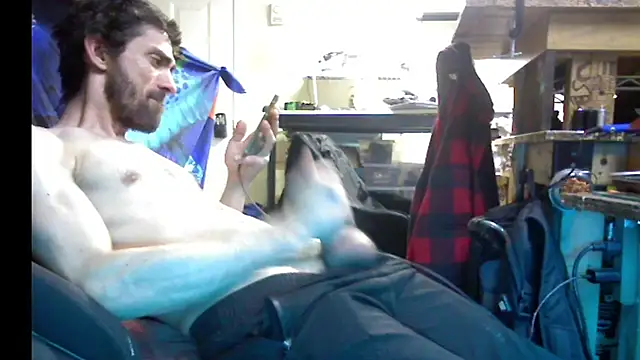 Snapshot of slendt94 chatting on February 23, 4:13 pm slendt94 online show from February 23, 4:13 pm