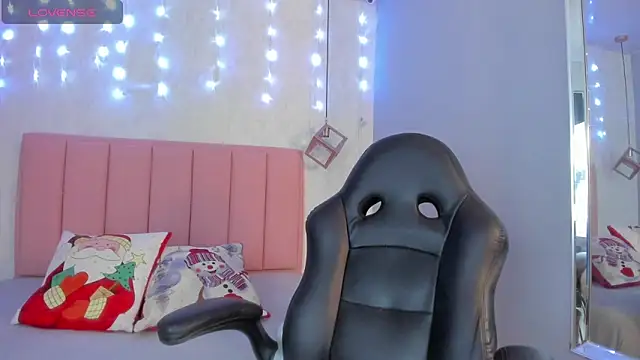 SUNNYCYRUS online show from December 19, 12:45 pm