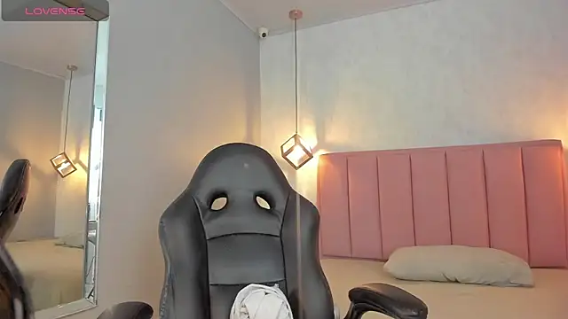 SUNNYCYRUS online show from March 13, 12:45 pm