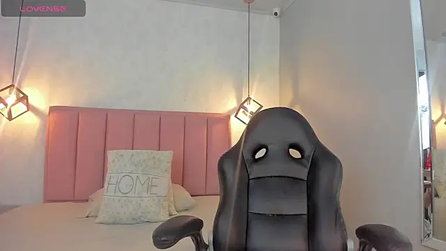 SUNNYCYRUS online show from March 26, 12:55 pm