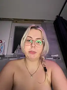 Snapshot of Livewithlucy chatting on December 21, 7:24 am Livewithlucy online show from December 21, 7:24 am