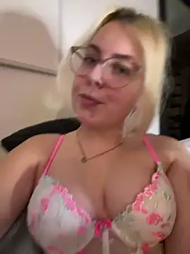 Snapshot of Livewithlucy chatting on December 29, 3:46 pm Livewithlucy online show from December 29, 3:46 pm