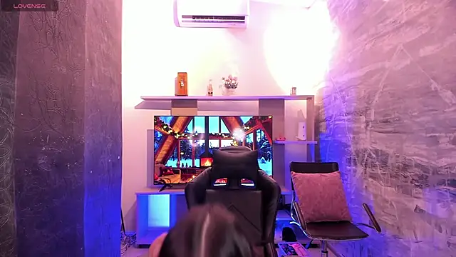 Snapshot of saracaball_ chatting on December 14, 5:24 am saracaball online show from December 14, 5:24 am