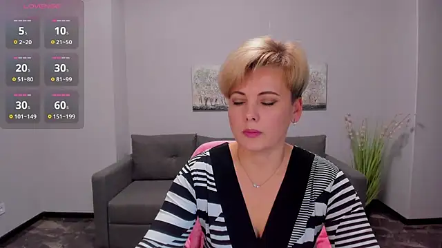 Julia Wilsone online show from December 11, 1:28 pm